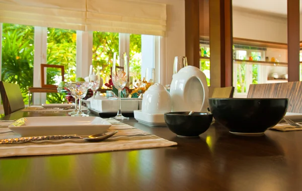 Keukengerei op tafel — Stockfoto