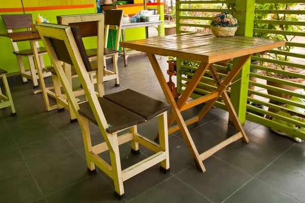 Grupo de madeira da tabela e do chiar para ter a refeição, shiot do alto — Fotografia de Stock