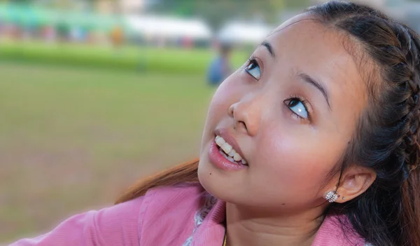 Тайская молодежь смотрит в небо — стоковое фото