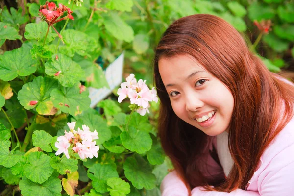 Giovane donna asiatica sorriso in giardino — Foto Stock