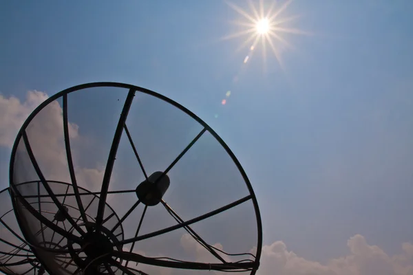 衛星放送受信機の水平方向の太陽を指しています。 — ストック写真