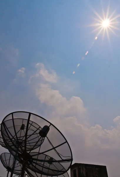四个卫星接收器指向太阳 — 图库照片