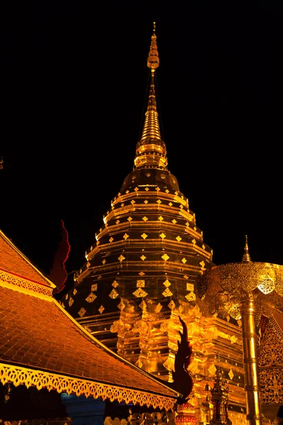 Złota pagoda wat doi suthep w nocy — Zdjęcie stockowe