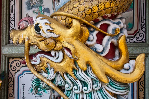 Cabeça de dragão dourada — Fotografia de Stock