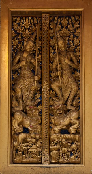 Porte de sculpture en bois thaïlandaise — Photo