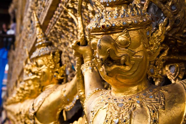 エメラルド仏の寺でゴールデン ガルーダ顔装飾 — ストック写真
