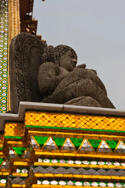 Černá socha Buddhy v chrámu smaragdového Budhy zprava — Stock fotografie