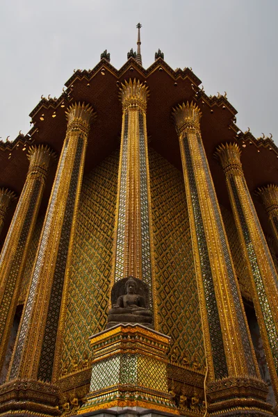 Schwarze Buddha-Statue vor goldener Halle — Stockfoto