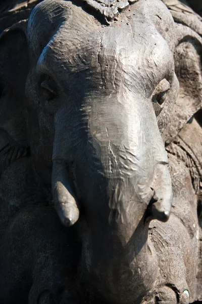 Лицо статуи слона — стоковое фото