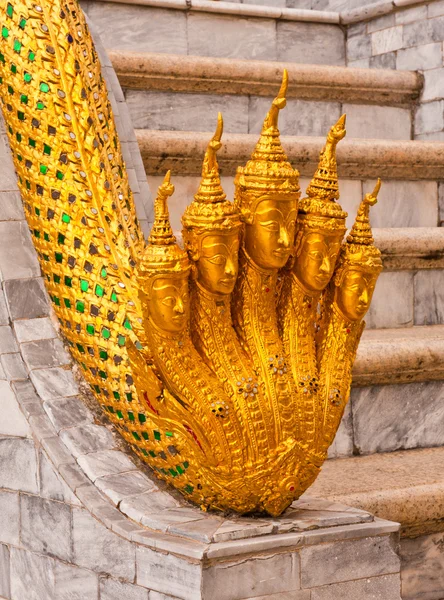 Engelskopf goldene Naga-Treppe — Stockfoto