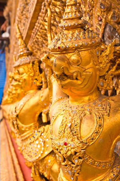 Goldene Garuda-Dekoration im Tempel des smaragdgrünen Buddha — Stockfoto