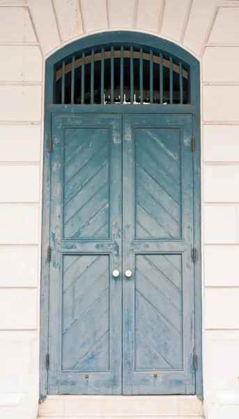 Stängt gröna thailändsk stil dörren — Stockfoto
