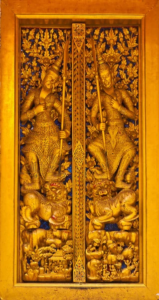 Tajski rzeźba drewniane drzwi — Zdjęcie stockowe