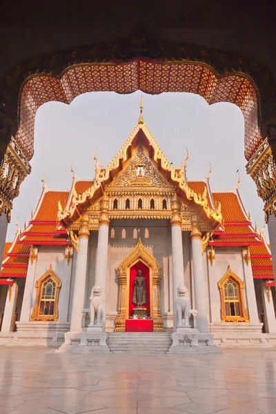 Знаходяться з Wat Benchamabopit вертикальні — стокове фото