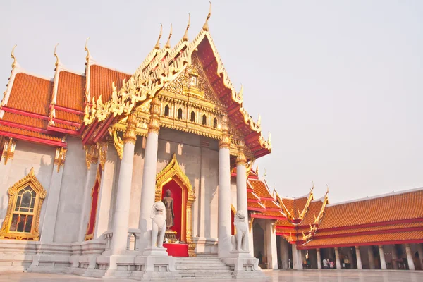 Нахилити знаходяться Wat Benchamabopit — стокове фото