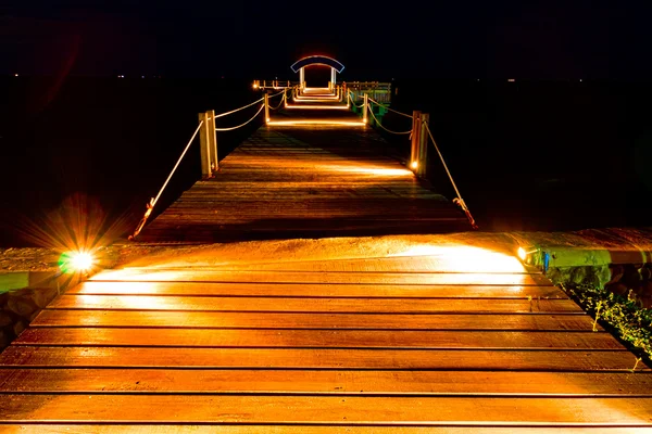 夜のシーンで木製の桟橋 — ストック写真
