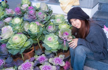 karnabahar Bahçe oturan genç kadın