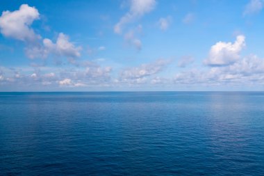 güzel deniz görünümü ve mavi gökyüzü Tayland