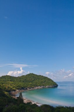 Tayland sol ve mavi gökyüzü güzel kıyısında