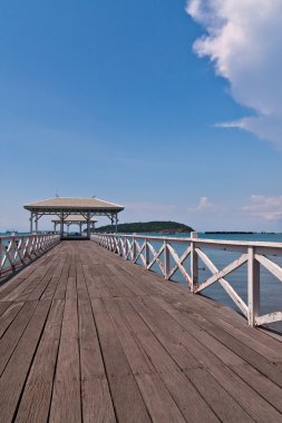 Beyaz köprüye denizin mavi gökyüzü ile Sol dikey hareket ettirildiğinde.