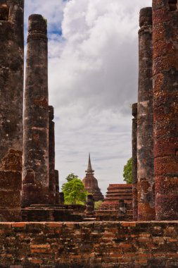 sütunlar ve pagoda içinde sukhothai berbat