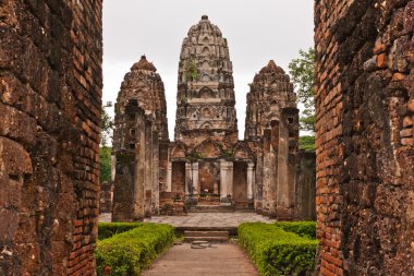 sukhothai, duvarın arkasında üç pagodadan kümesi