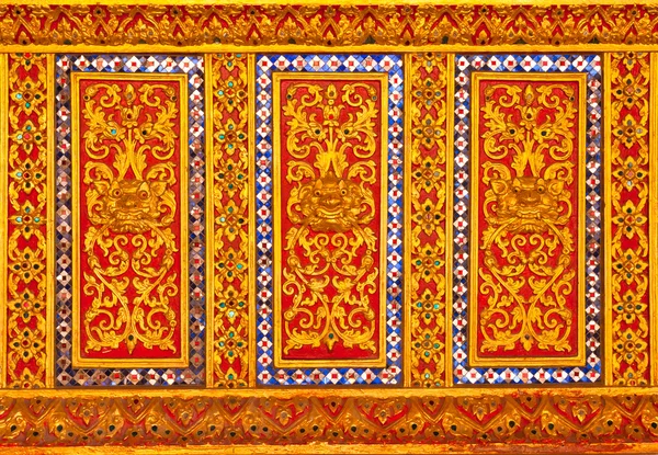 Thai style lion pattern design handcraft on wood — Stock Photo, Image