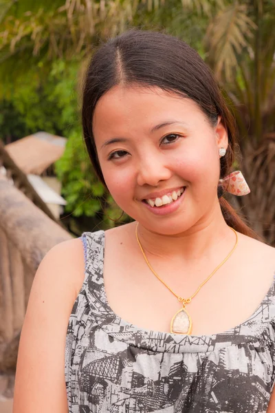 公園に笑顔若いタイの女性 — ストック写真