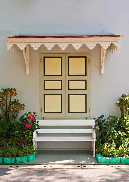 Фаркад в тайском стиле со скамейкой перед окнами — стоковое фото