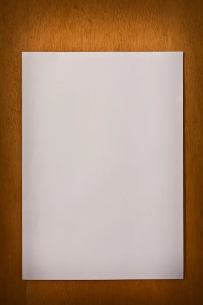 Nuova pagina di carta bianca su sfondo legno — Foto Stock