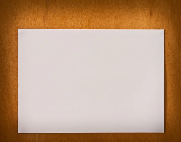 Новая бланковая бумажная страница на деревянном фоне — стоковое фото