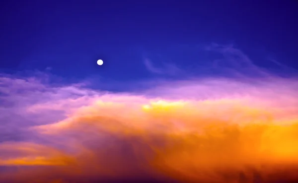 Beau ciel et nuages avec pleine lune au crépuscule — Photo