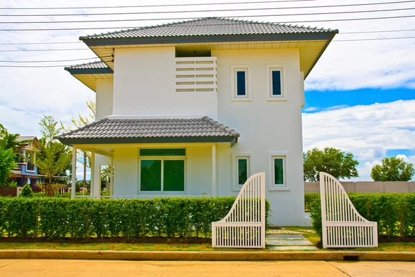 Thai casa de estilo moderno desde el frente — Foto de Stock