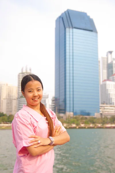 Giovani donne asiatiche con la costruzione in background — Foto Stock