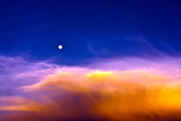 Beau ciel et nuages avec pleine lune au crépuscule — Photo