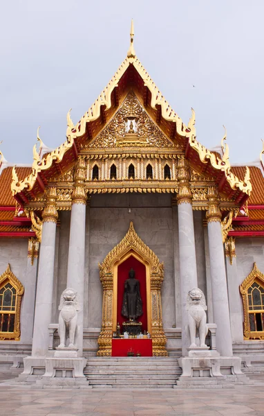 后面的 Wat Benchamabophit 教会垂直 — 图库照片