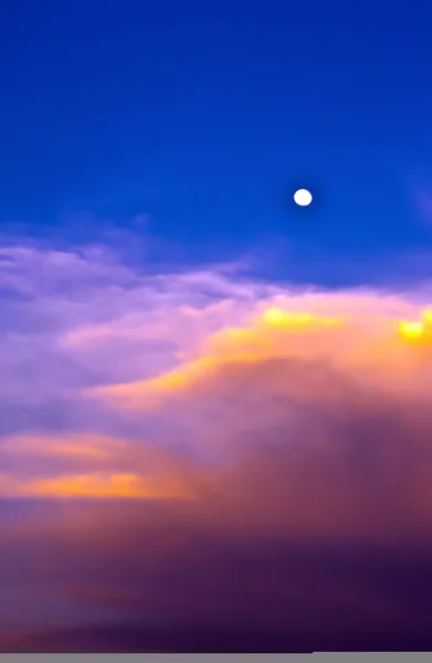 Güzel gökyüzü ve bulutlar twilight saat vertic dolunay ile — Stok fotoğraf