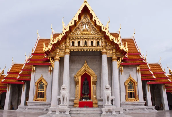 De achterkant van Wat Benchamabophit de kerk — Stockfoto