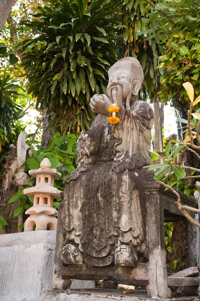 Декорований у китайському стилі статуя в саду — стокове фото
