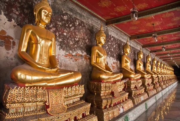 Buddha staty i rad klinkergolv från höger — Stockfoto