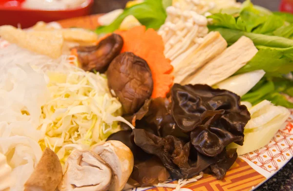 Varias verduras en conjunto en el plato inclinado a la derecha —  Fotos de Stock