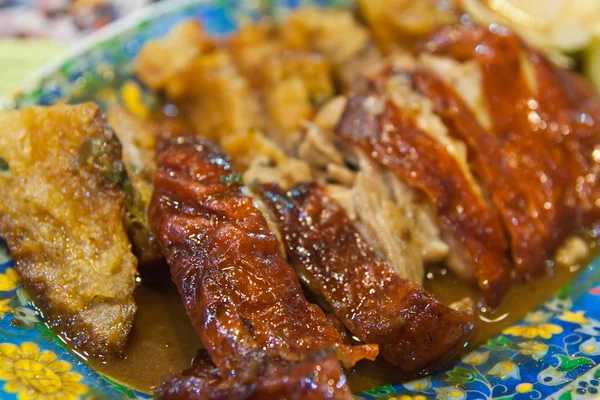 焼き鴨とカリカリ揚げ豚の皿に — ストック写真