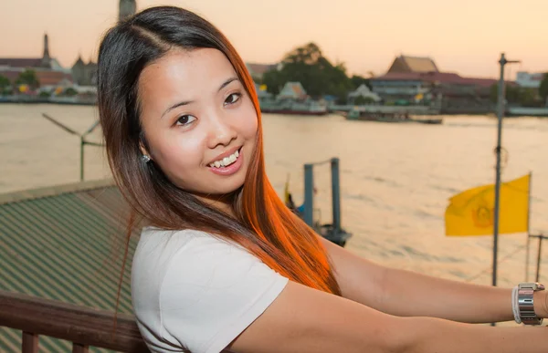 川の前で若いタイの女性を笑顔します。 — ストック写真