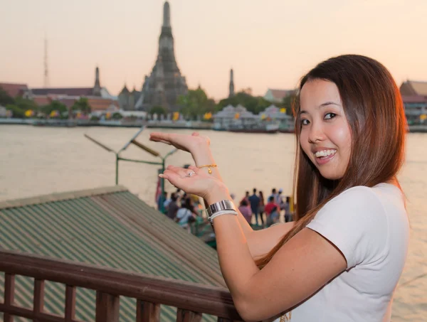 若いタイの女性の笑顔の神殿への手を上げる — ストック写真