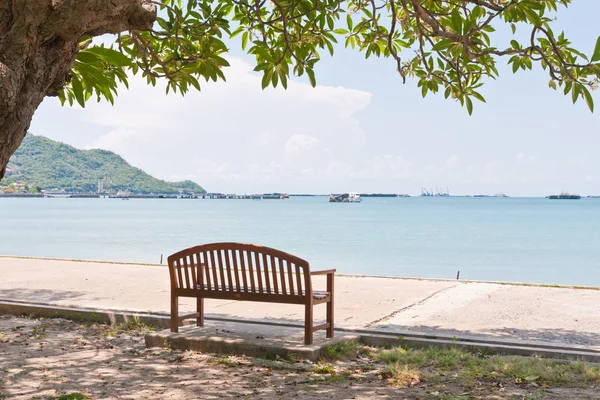 Resten bänk under trädet på shore med skugga — Stockfoto