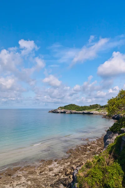 Vackra kust och blå himmel i thailand — Stockfoto