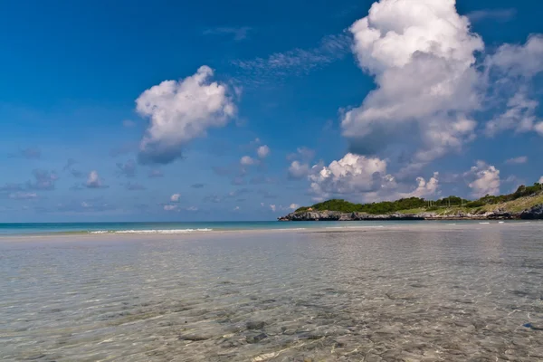 Vackra havet Visa och blå himmel från beach i thailand — Stockfoto