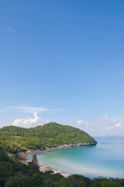 タイで左に、青い空の美しい海岸 — ストック写真