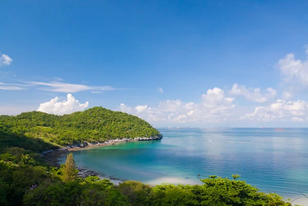 タイ地平線スタイルで左に、青い空の美しい海岸 — ストック写真