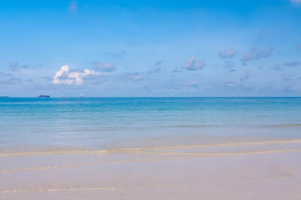 Красивый пляж и голубое небо в Таиланде горизонт — стоковое фото
